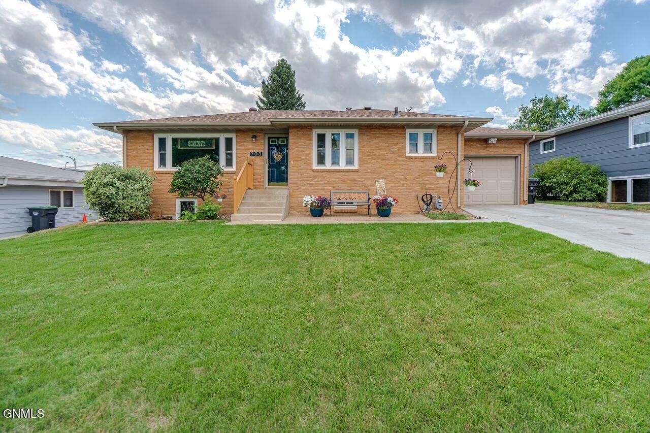 Property Photo: 703 12th Avenue NW ND 58554