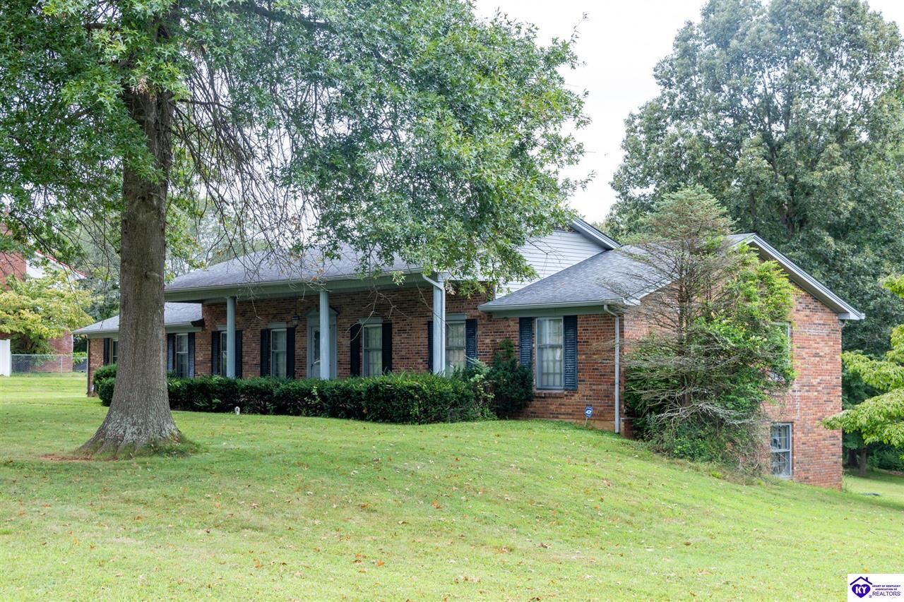 Property Photo: 202 S Hillcrest Drive KY 40175