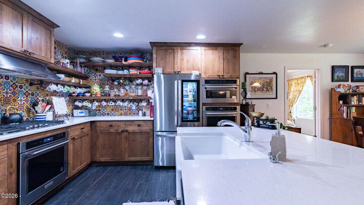 Property Photo: 70 SW Cormorant OR 97341