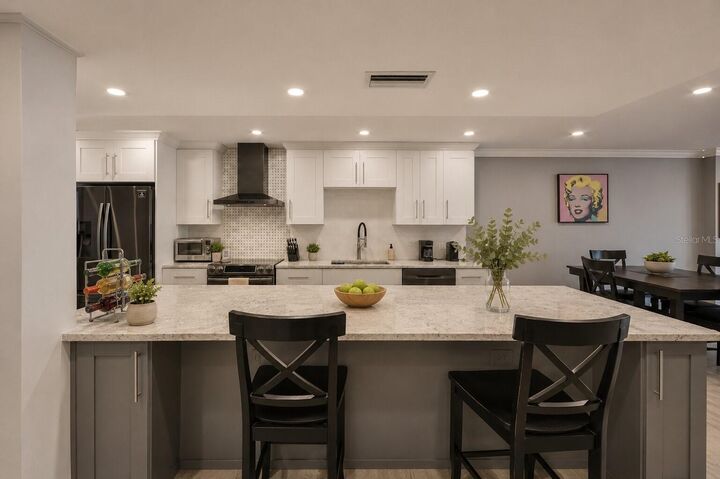 Property Photo: 7037 Sunset Drive S 606 FL 33707