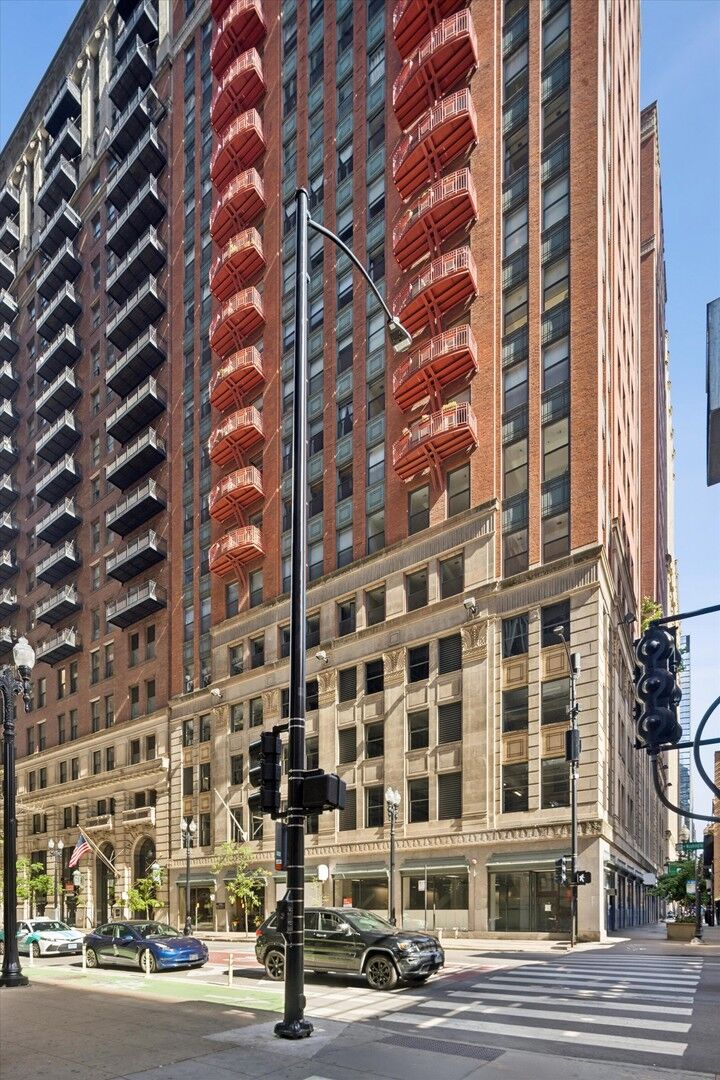Property Photo:  208 W Washington Street 1813  IL 60606 