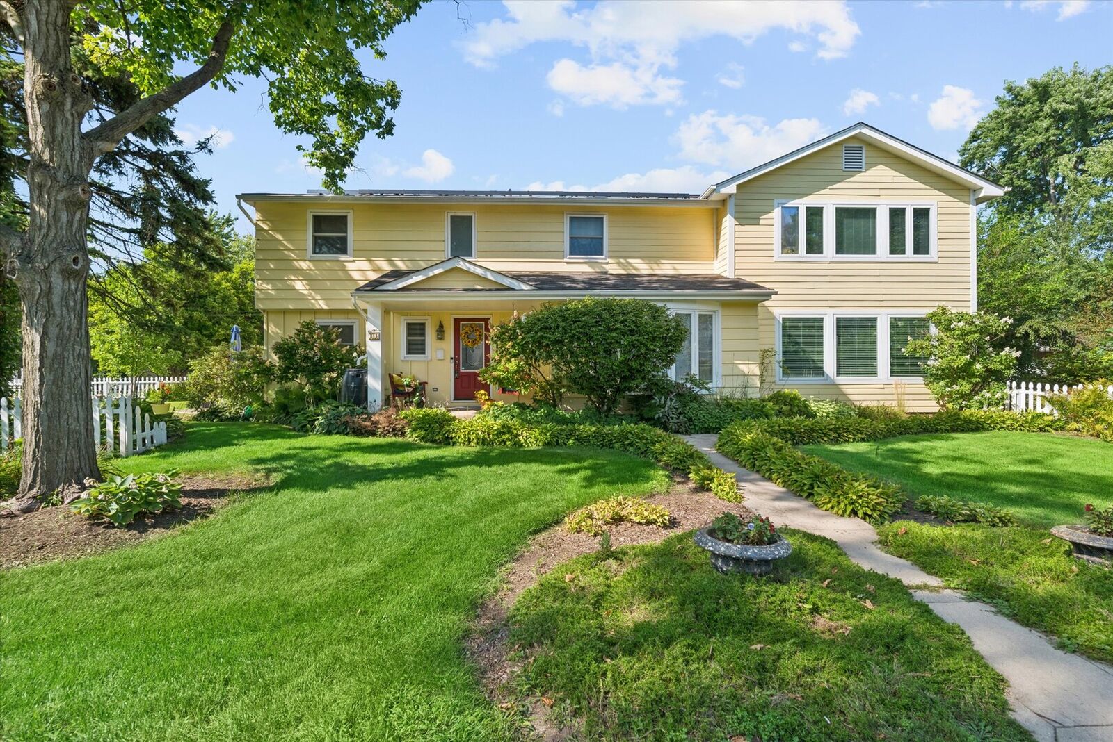 Property Photo: 83 N Park Boulevard IL 60137