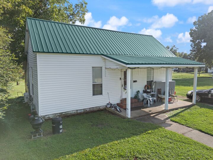 Property Photo:  122 Church St  TN 38237 