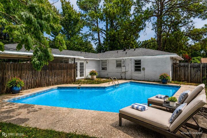 Property Photo:  2704 E Cavett Drive  LA 71104 