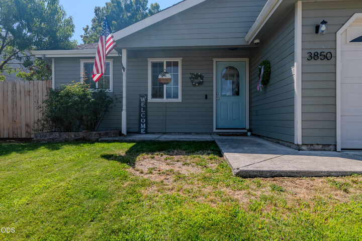 Property Photo:  3850 Francine Court  OR 97503 