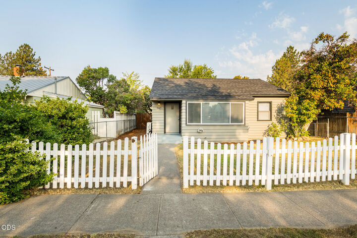 Property Photo: 947 SW 14th Street OR 97756