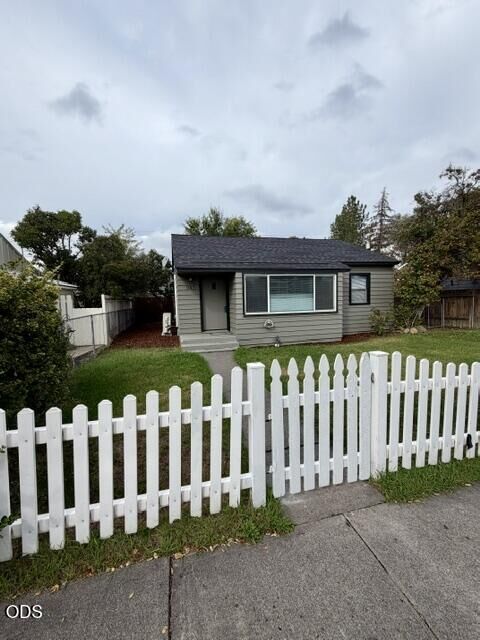 Property Photo:  947 SW 14th Street  OR 97756 