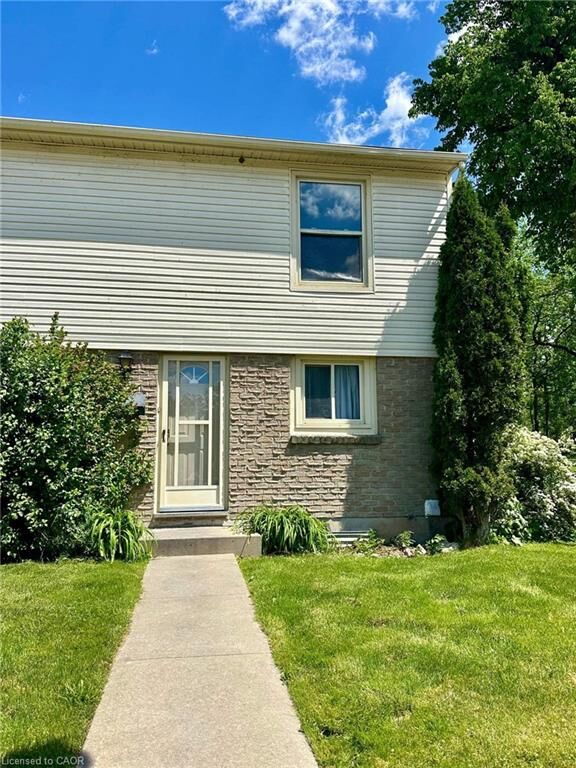 Property Photo:  165 Green Valley Drive 72  ON N2P 1K3 