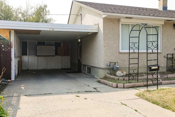 Property Photo: 1110 19 Street N AB T1H 3M1