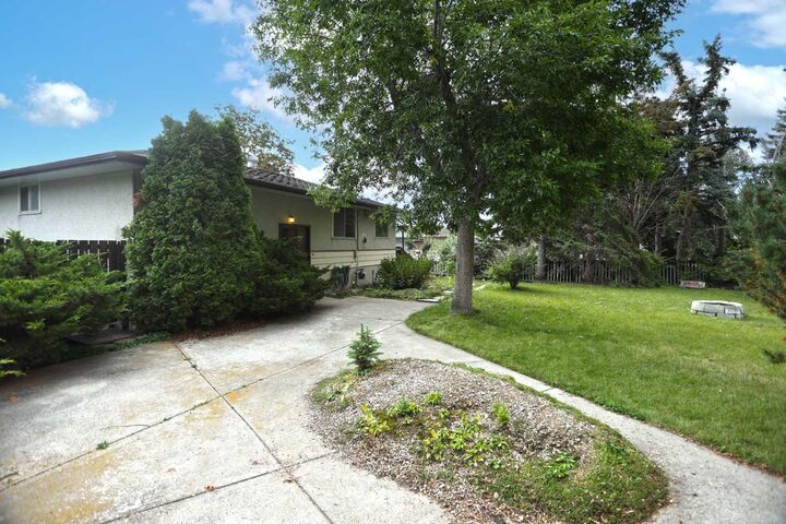Property Photo:  93 Winslow Crescent SW  AB T3C 2R3 