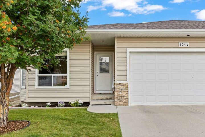 Property Photo: 1044 3rd Street AB T0L 0H0