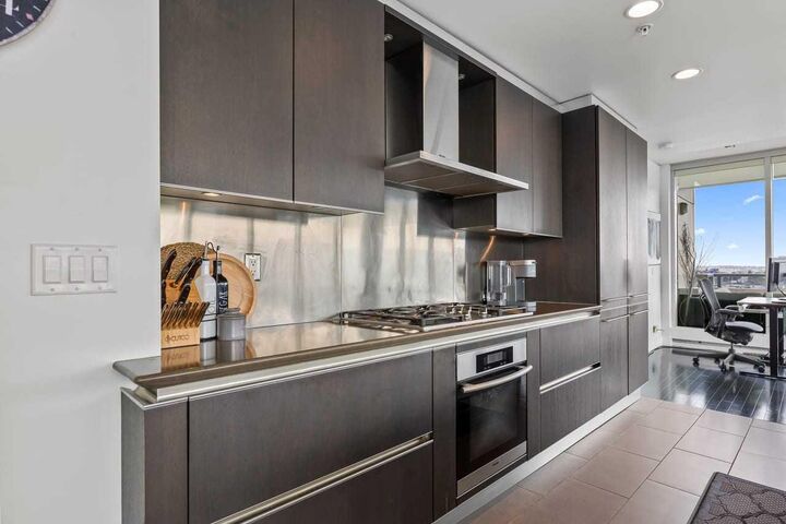 Property Photo: 433 11 Avenue SE 803 AB T2G 0C7