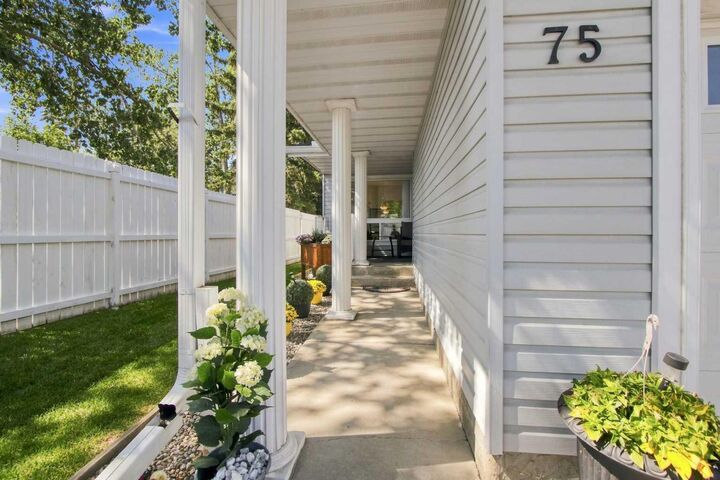 Property Photo: 75 Lincoln Manor SW AB T3E 7E3