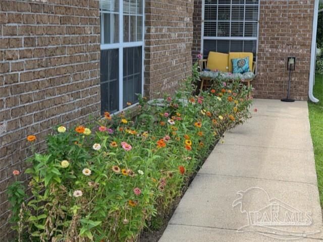 Property Photo: 4613 Isles Dr FL 32507