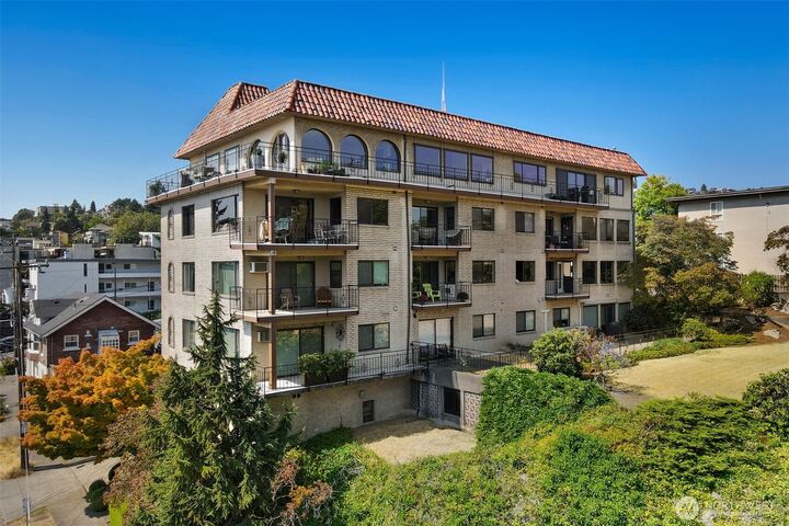 Property Photo:  610  Aloha Street 302  WA 98109 