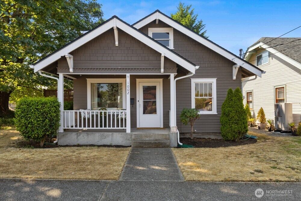 Property Photo:  1002 N Washington Street  WA 98406 