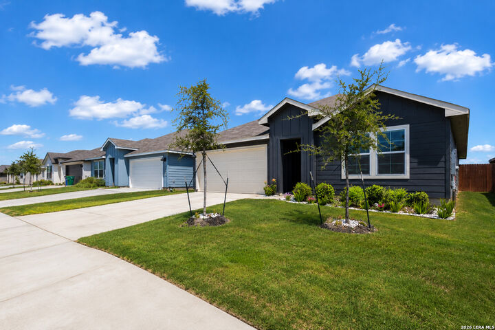 Property Photo:  1004 Village Run  TX 78155 