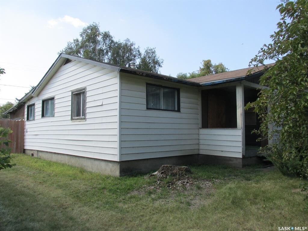 Property Photo:  800 9th Avenue W  SK S0E 1E0 