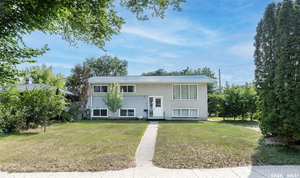 Property Photo:  2113 Louise Avenue  SK S7J 3K2 