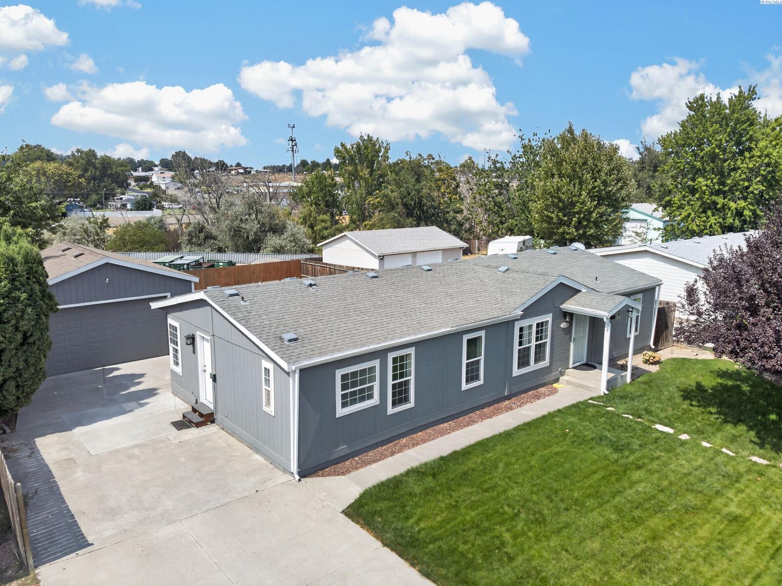 Property Photo:  2426 S Dennis St  WA 99337 
