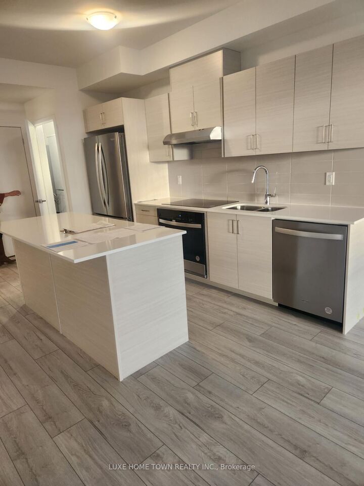 Property Photo:  1035 Southdown Road 910  ON L5J 0A2 