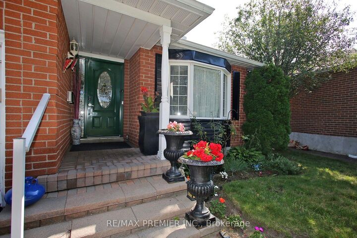 Property Photo: 72 Homefield Square ON L1E 1L3