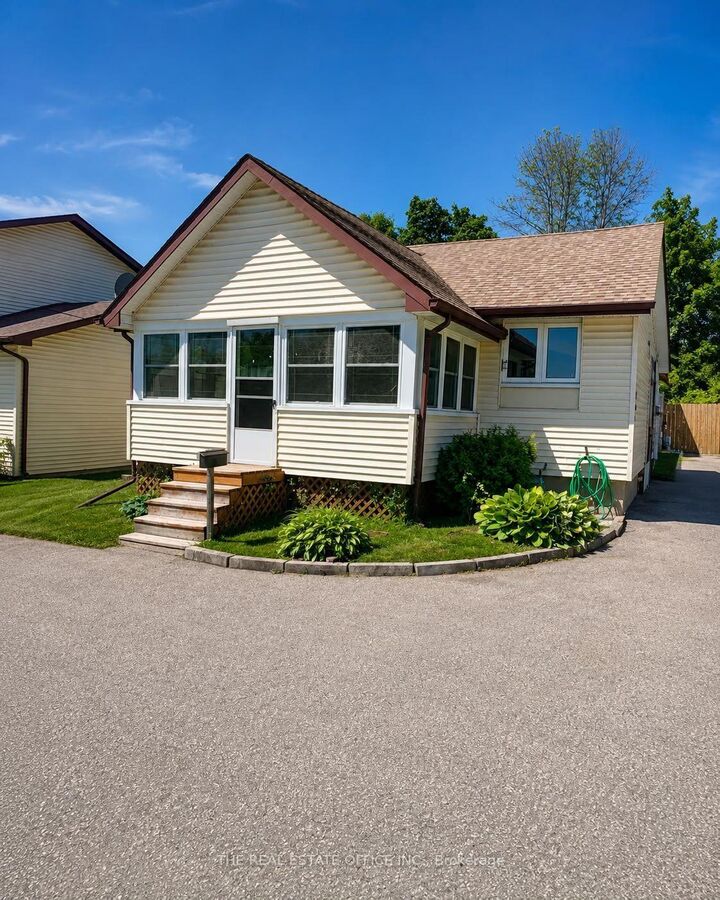 Property Photo: 265 Pasadena Drive ON L4P 2Z1