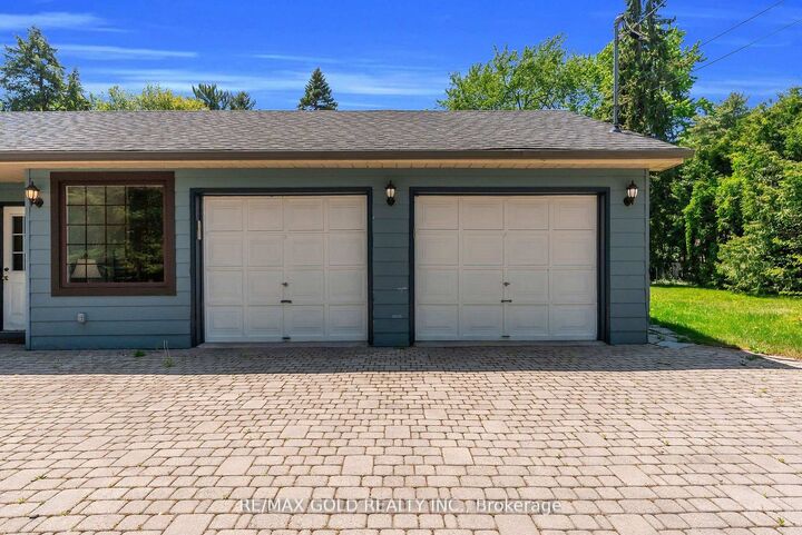 Property Photo: 1356 Oak Lane ON L5H 2X7