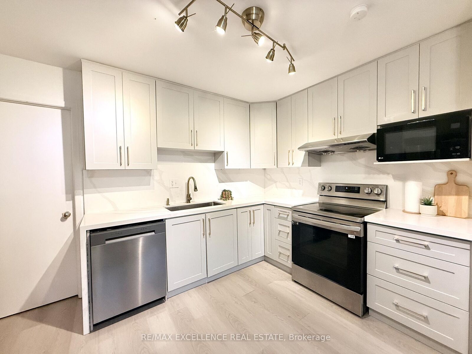 Property Photo:  49 Woodlawn Avenue  ON N3V 1A6 