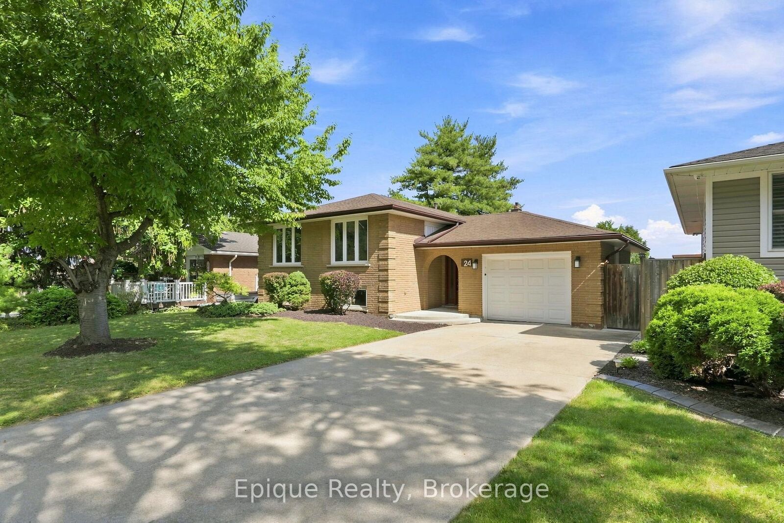 Property Photo:  24 Brae Crest Drive  ON L8G 3A6 