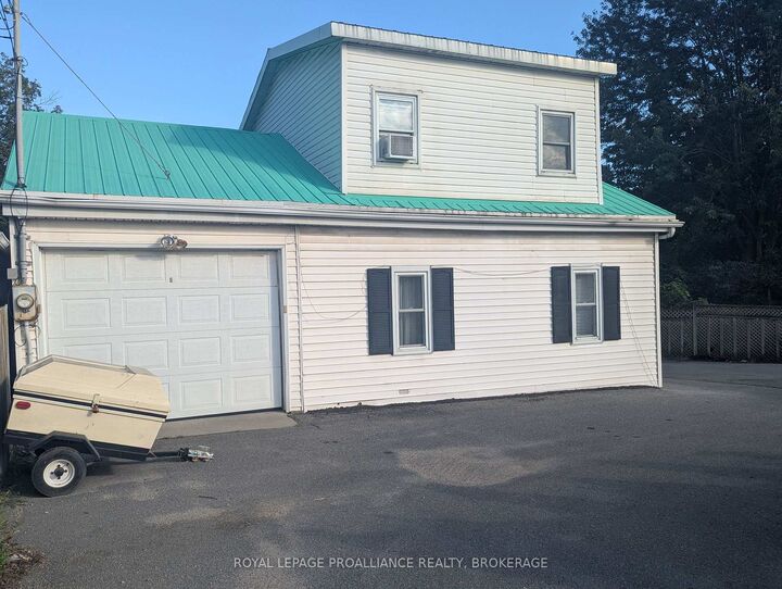 Property Photo: 1105 Montreal Street ON K7K 3K6
