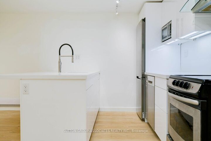Property Photo:  477 Brunswick Avenue Lower  ON M5R 2Z6 