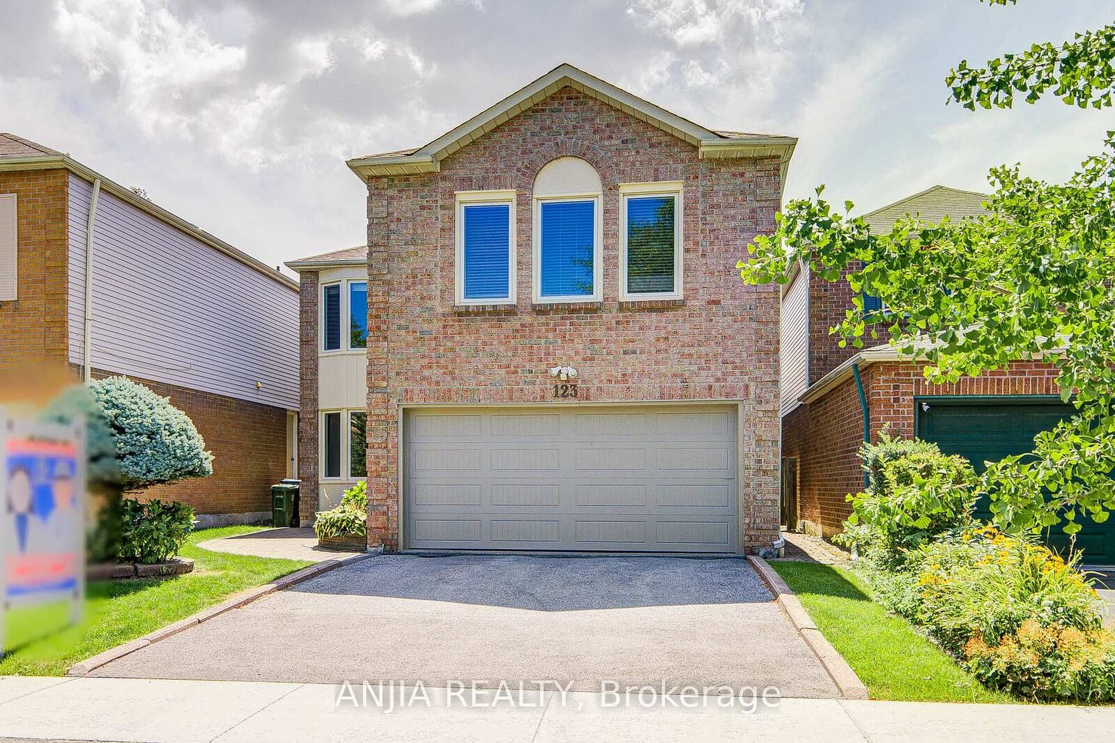 Property Photo: 123 Chapel Park Square ON M1V 2S3