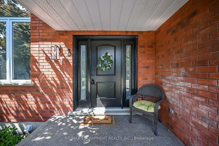 Property Photo: 3 Kintyre Court ON N3W 1G8
