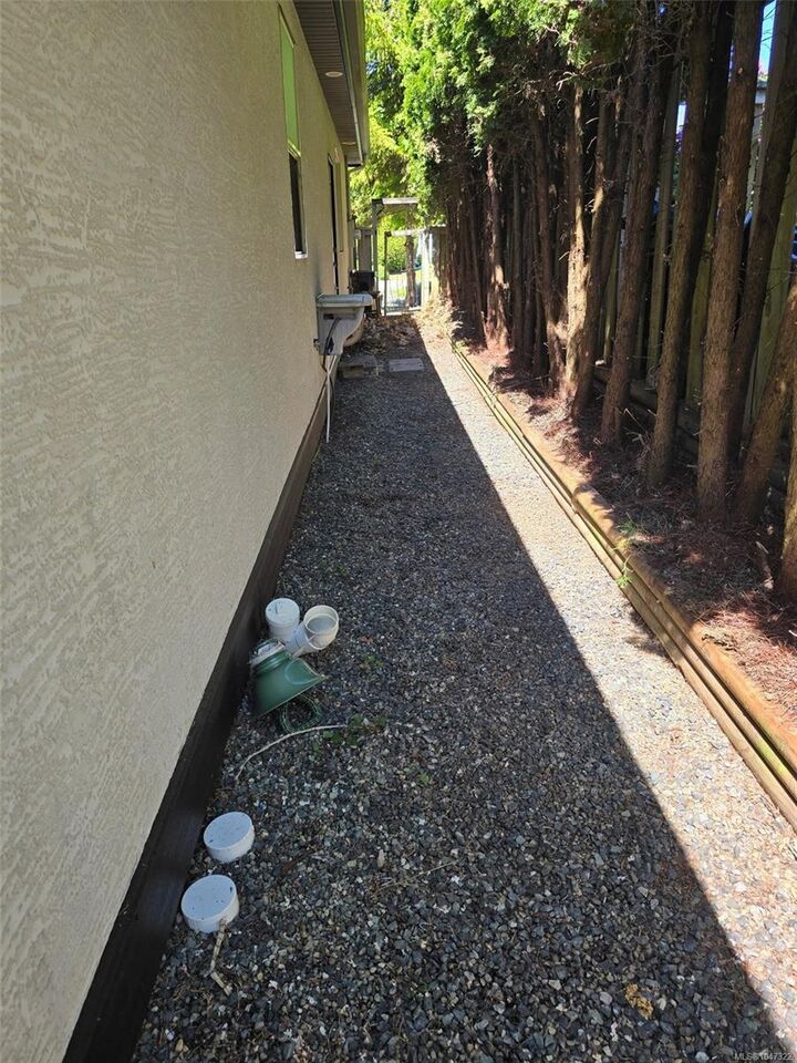 Property Photo: 538 Rowan Dr BC V9K 1K1