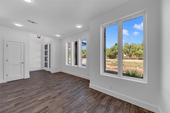 Property Photo: 515 Sun Ray TX 78657