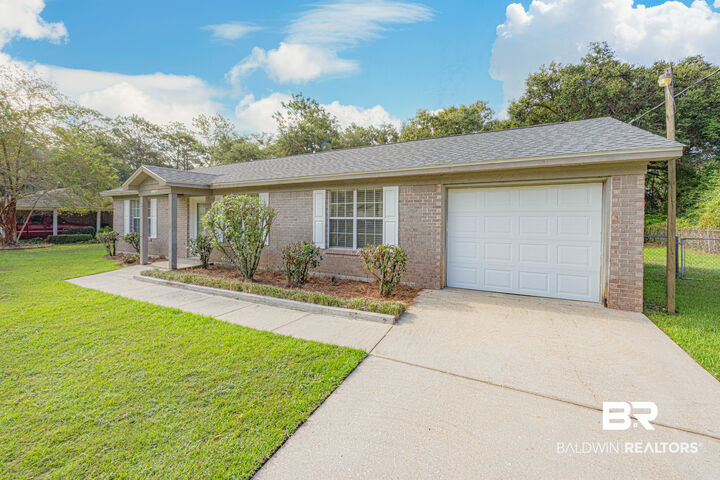 Property Photo: 11182 Wren Ave AL 36532