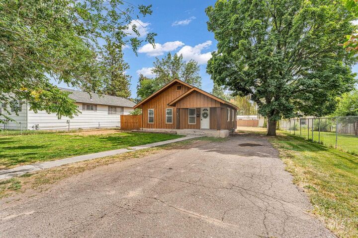 Property Photo:  703 E Ave D  ID 83338 