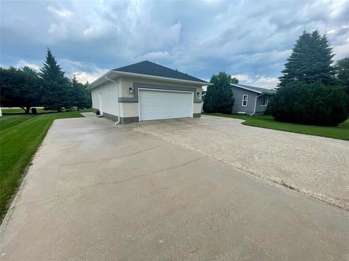 Property Photo:  949 Foster Crescent  MB R0K 0H0 
