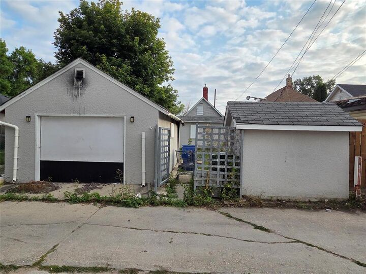 Property Photo: 647 Herbert Avenue MB R2L 1G1