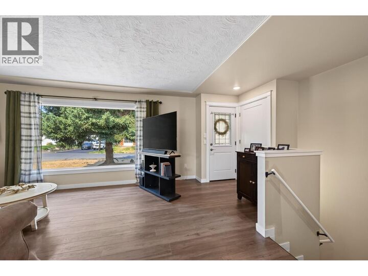 Photo de la propriété:  2545 Young Avenue  BC V2B 4M9 
