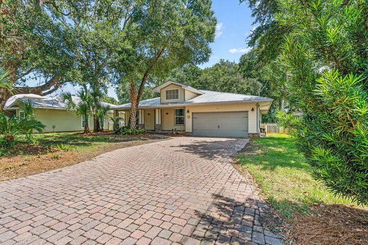 Property Photo: 205 SE Alconese Ave Avenue FL 32548