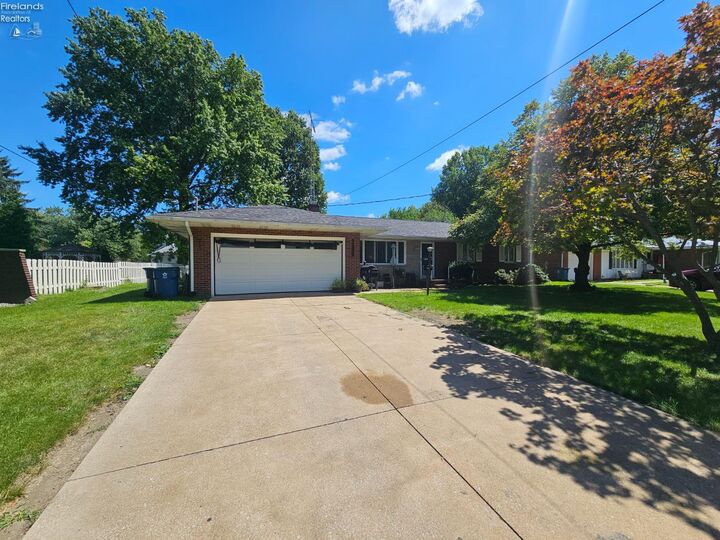 Property Photo: 811 Lee Avenue OH 43452