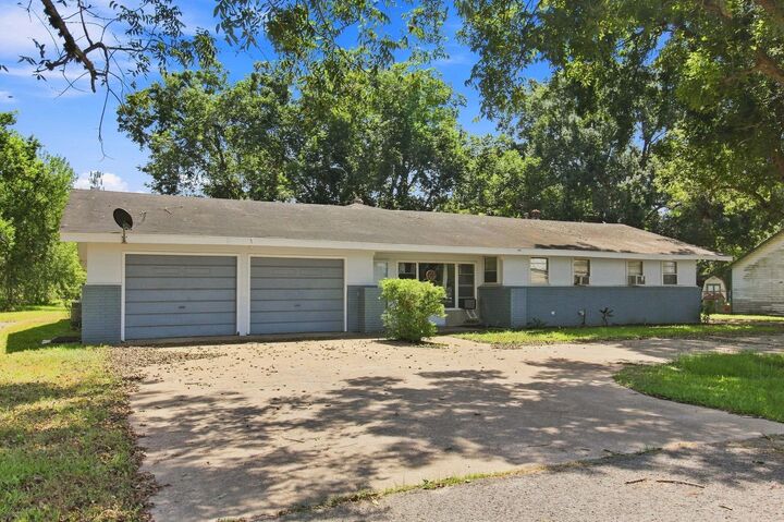 Property Photo: 817 Masonic Oak Drive TX 77422