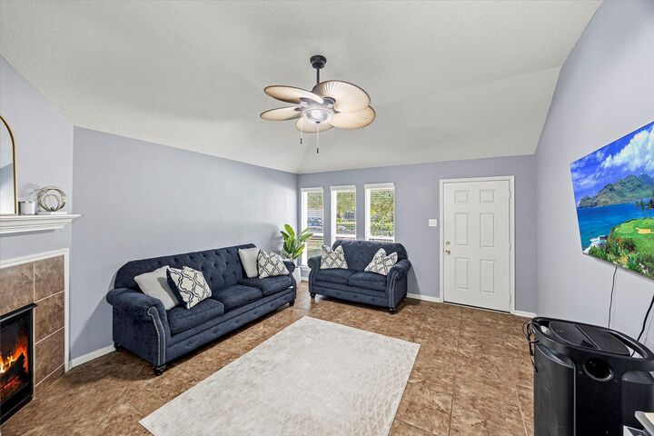 Property Photo:  5623 Cinnamon Lake Drive  TX 77521 