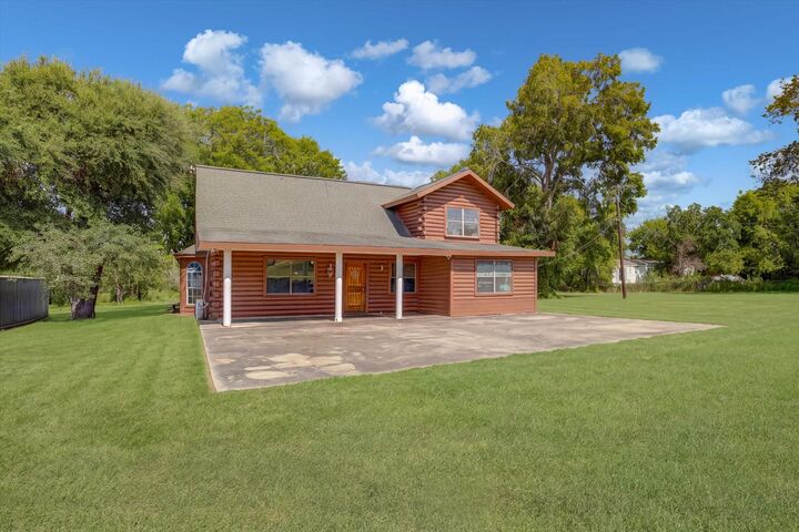 Property Photo:  319 Oakland Street  TX 77520 