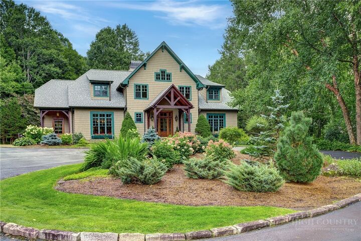 Property Photo:  201 Grandwood Lane  NC 28605 