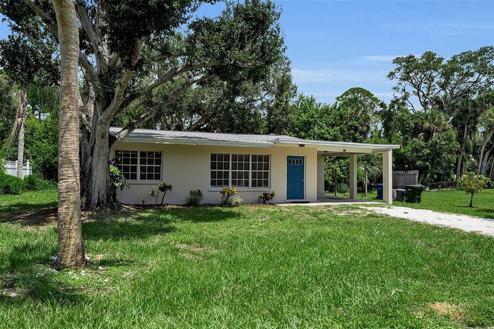 Property Photo:  516 Laurel Road W  FL 34275 