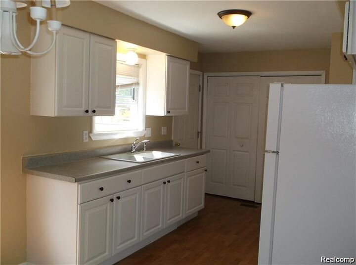 Property Photo:  412 Sherwood Court  MI 48442 1228 
