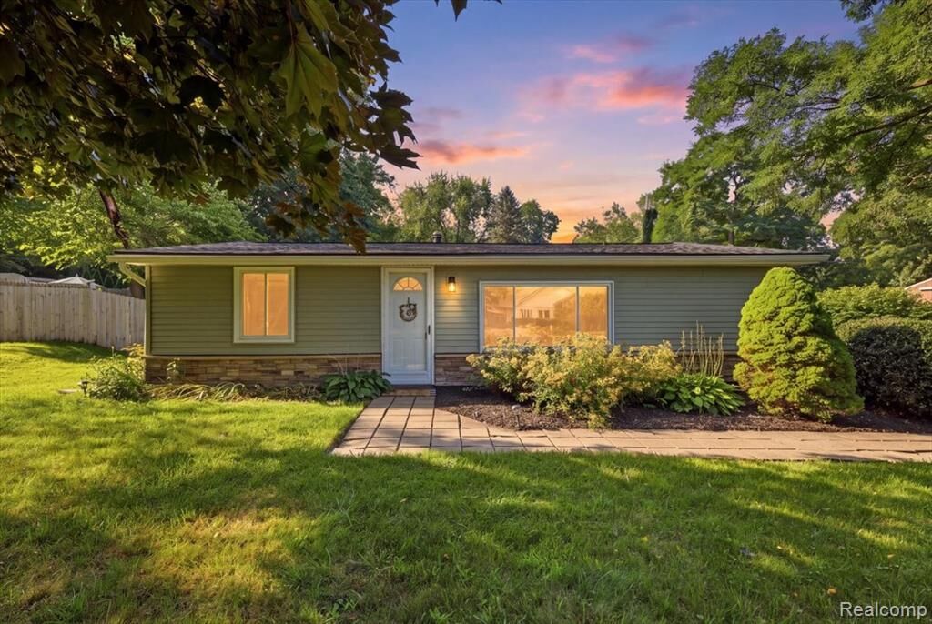 Property Photo: 9239 Villa Crest Drive MI 48346 1864
